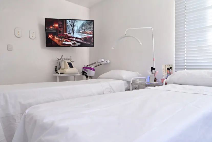 Cabina de estética facial de ALMA con dos camillas y equipos de cuidado de la piel