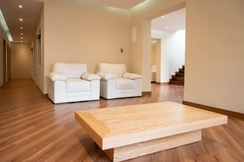 Sala de espera de ALMA con sillones blancos y piso de madera